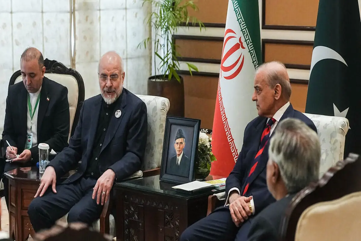عکسی از استیکری که قالیباف روی کت خود در مذاکرات با آمریکا نصب کرده بود 