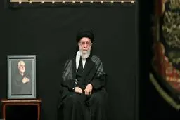 قاب عکس شهید حاج قاسم سلیمانی در کنار رهبر انقلاب