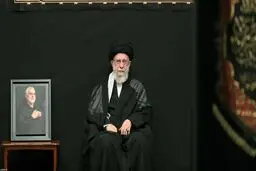 قاب عکس شهید حاج قاسم سلیمانی در کنار رهبر انقلاب