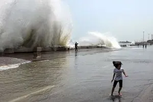شرایط نامساعد جوی و مواج شدن دریا / هلال‌احمر هشدار داد