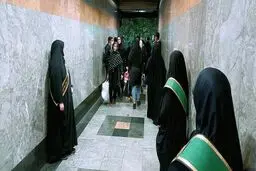 برخلاف ادعای رسانه‌ها نگاه و لحنشان مهربانانه نبود؛ انگار به موجودی کریه نگاه می‌کردند/  مردی که با دوربین عکس می‌گرفت با خشونت به سمتم آمد