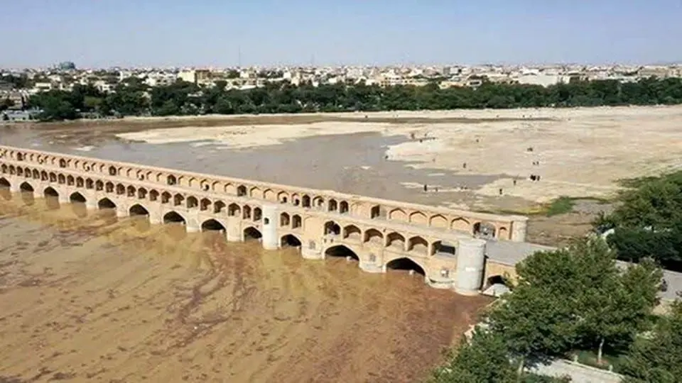 آب به سی‌ و سه پل رسید 