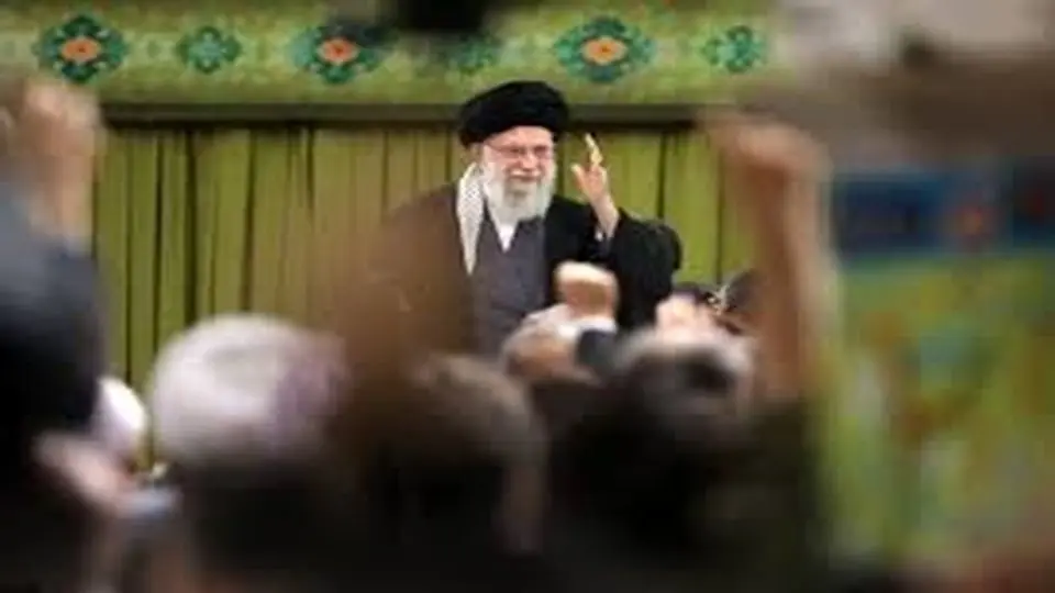 جمعی از معلمان سراسر کشور فردا با رهبر انقلاب دیدار میکنند