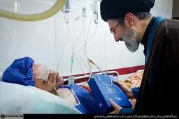 عیادت آیت‌الله سیدمجتبی خامنه‌ای از جانبازان انفجار پیجرهای حزب الله لبنان + عکس