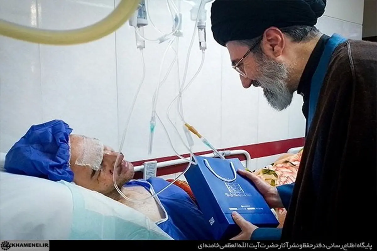 عیادت آیت‌الله سیدمجتبی خامنه‌ای از جانبازان انفجار پیجرهای حزب الله لبنان + عکس