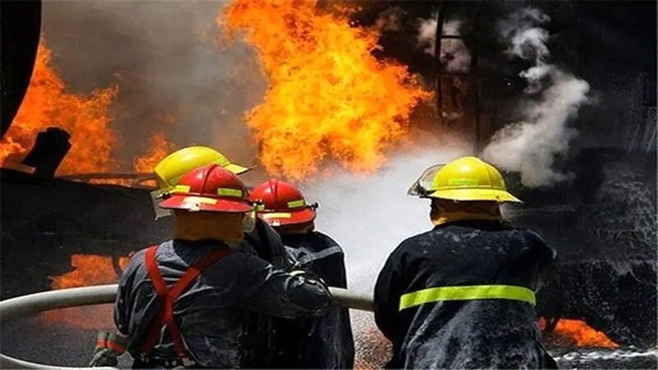 وقوع آتش‌سوزی گسترده در شرکت تولید روغن موتور مبارکه با ۱۵ مصدوم 