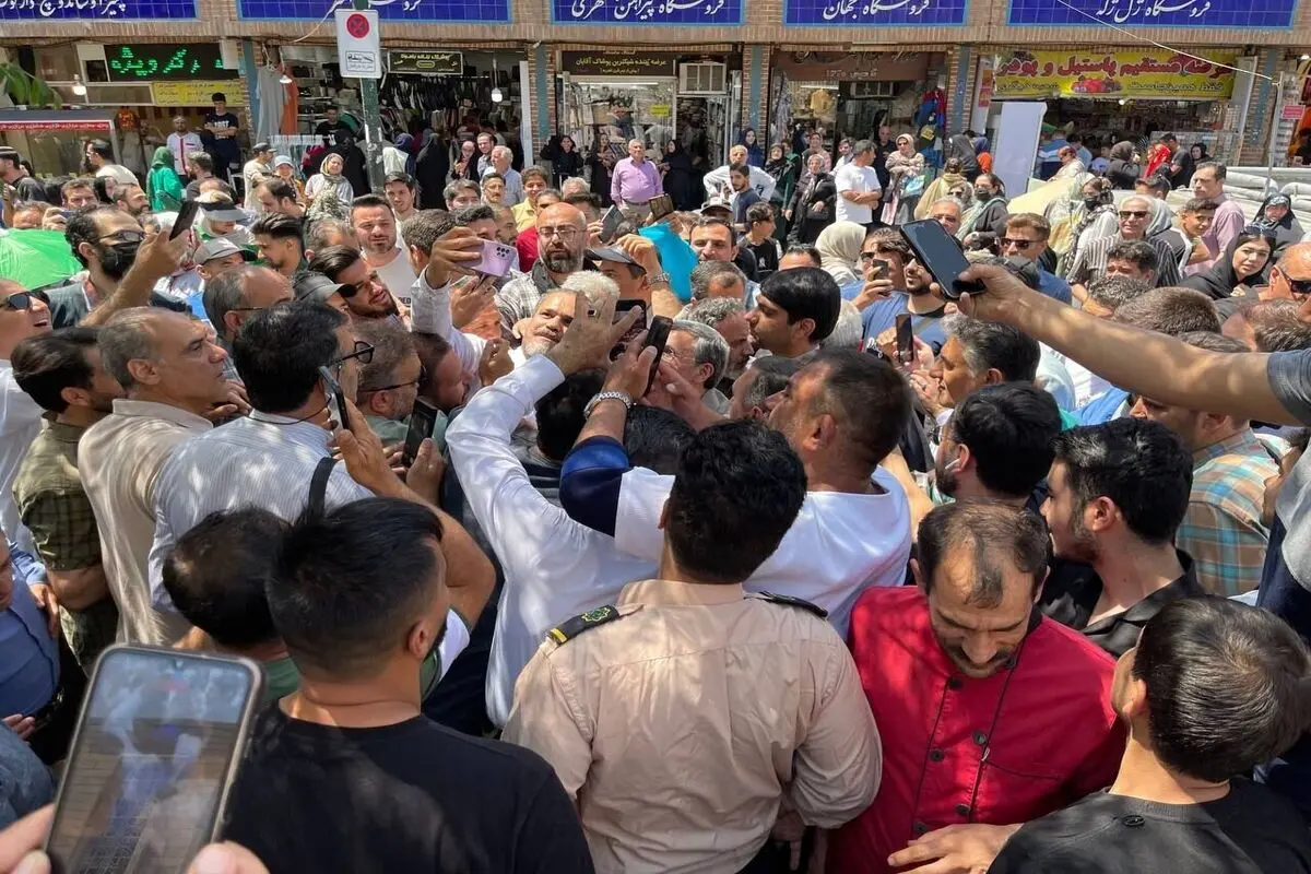 درخواست عجیب یک زن از محمود احمدی‌نژاد در بازار تهران/ ویدئو