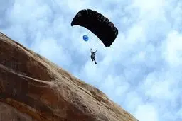  لحظه سقوط تلخ یک چترباز در خلیج فارس/ ویدئو

