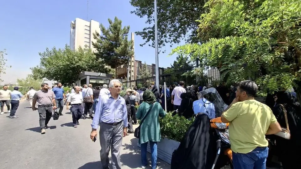 تجمع اعتراضی مالکان زمین های شهرک زیتون/ بلاتکلیفی ۴۰ ساله مالکان زمین های سرخه حصار

