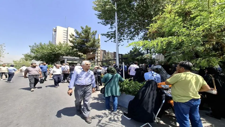 تجمع اعتراضی مالکان زمین های شهرک زیتون/ بلاتکلیفی ۴۰ ساله مالکان زمین های سرخه حصار

