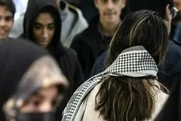 کیهان: هموطن بی‌حجابم در چشم مردان مفت و بی‌ارزشی/ در نظر مردها زن فقط به خاطر حیا و پاکی‌اش جذابیت دارد‌!