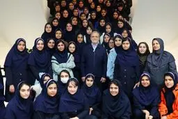 عکس یادگاری پزشکیان با دختران دبیرستانی