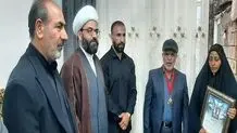 قهرمان کشتی آزاد مدال خود را خانواده شهید پاپی اهدا کرد