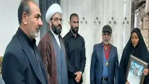 قهرمان کشتی آزاد مدال خود را خانواده شهید پاپی اهدا کرد