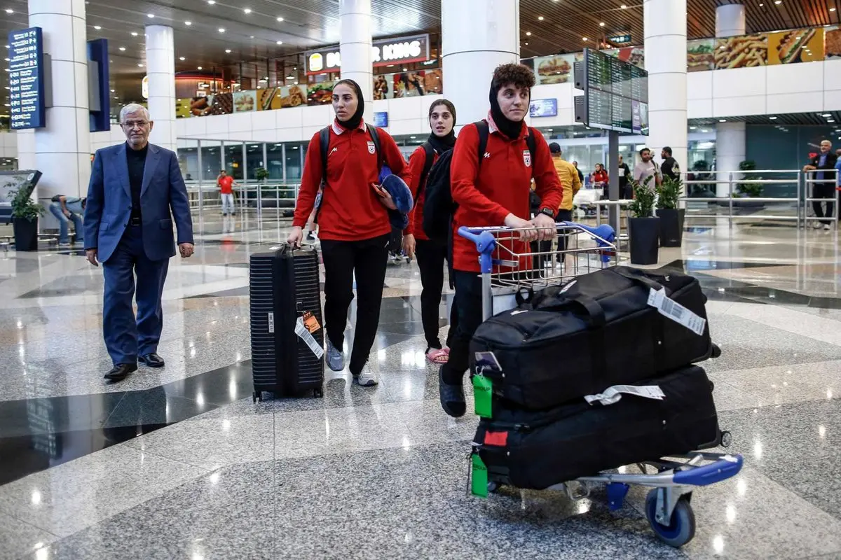 عکسی از زنان فوتبالیست ایران در فرودگاه کوآلالامپور