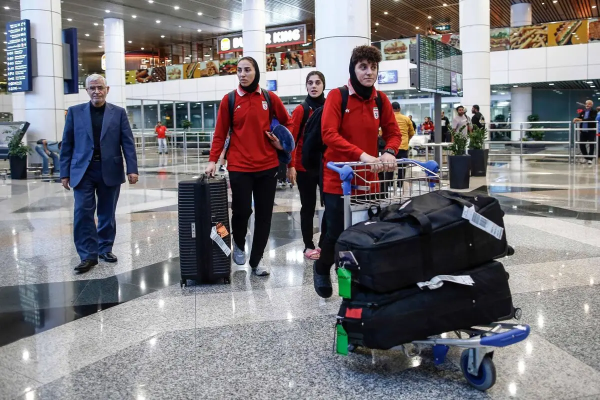 عکسی از زنان فوتبالیست ایران در فرودگاه کوآلالامپور