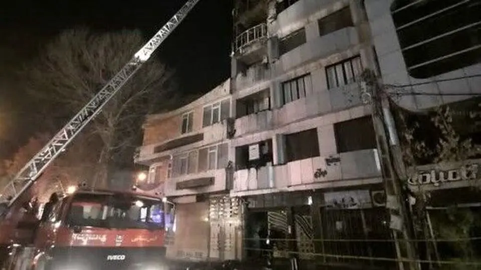 نجات ۳ نفر از حریق ساختمان ۱۱ طبقه کرمانشاه
