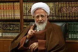 آیت‌الله جوادی آملی: خدا هیچ ملتی را با تازیانه‌ای دردناکتر از فقر نزد/ فقیر یعنی کسی که ستون فقراتش شکسته و قدرت قیام ندارد