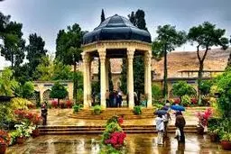 طبیبانه‌های  ما  را  می‌فروشند

