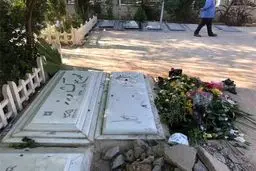 اکبر عالمی در کنار خسرو سینایی آرام گرفت