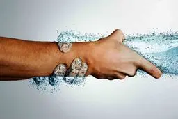 ۵ نشانه که بدن شما کم‌آب شده
