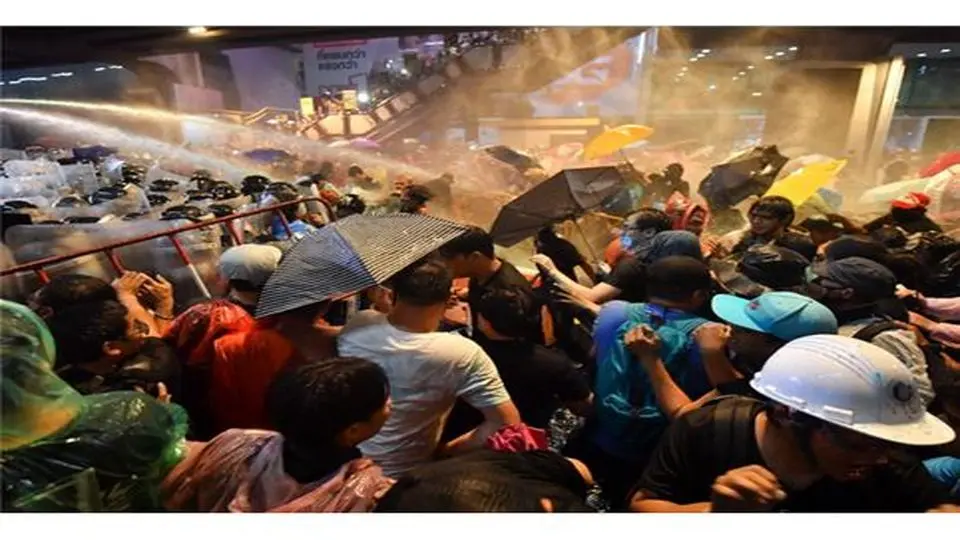 پلیس تایلند با آب حاوی مواد شیمیایی معترضان را سرکوب کرد