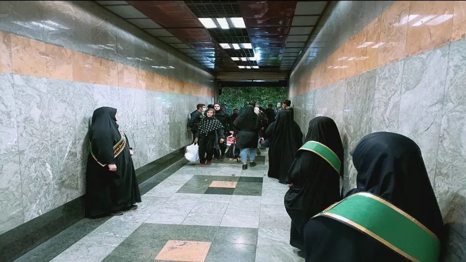 تیتر روزنامه همشهری درباره تذکر حجاب در مترو: عزیزم شالت/ عکس

