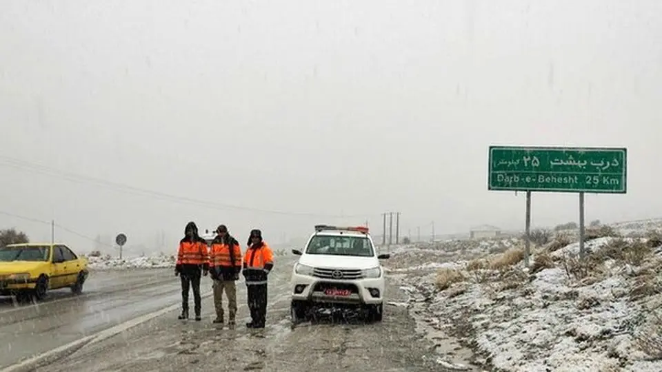 بارش سنگین برف در جاده‌های کرمان