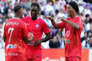 دیدار مشاور باشگاه استقلال با شاعر فوتبال