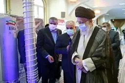 رهبر انقلاب از نمایشگاه دستاوردهای صنعت هسته‌ای بازدید کردند