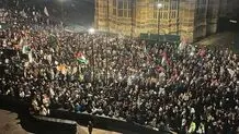 تظاهرات گسترده ضد جنگ مقابل پارلمان انگلیس


