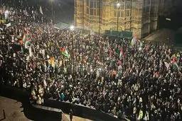 تظاهرات گسترده ضد جنگ مقابل پارلمان انگلیس

