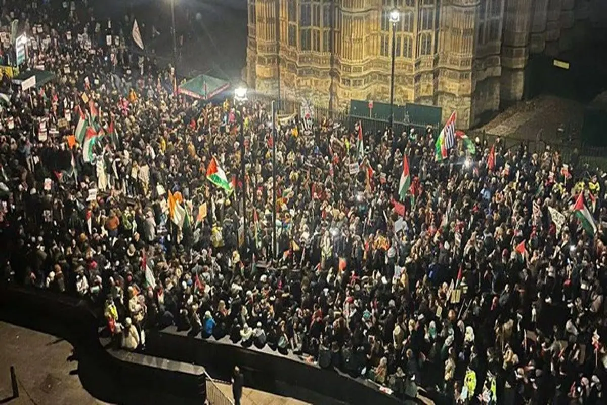 تظاهرات گسترده ضد جنگ مقابل پارلمان انگلیس

