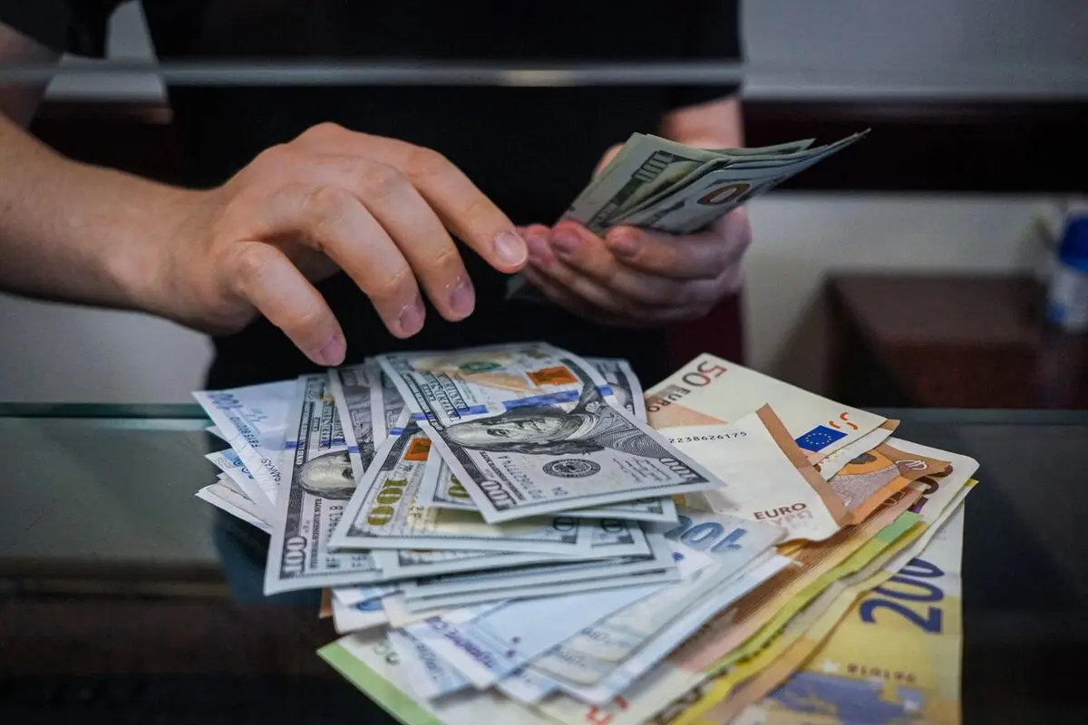 آغاز معاملات توافقی دلار با قیمت ۳۲۵۰۰ تومان در بازار ارز 