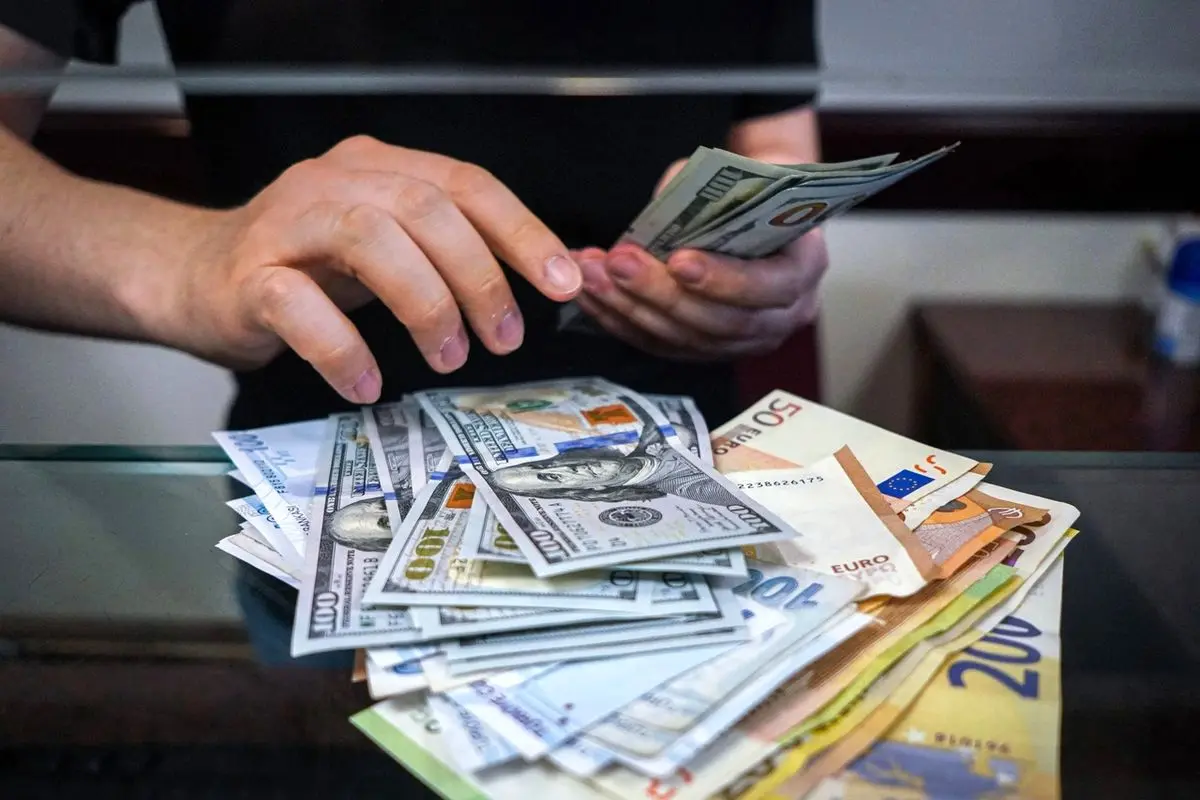 آغاز معاملات توافقی دلار با قیمت ۳۲۵۰۰ تومان در بازار ارز 