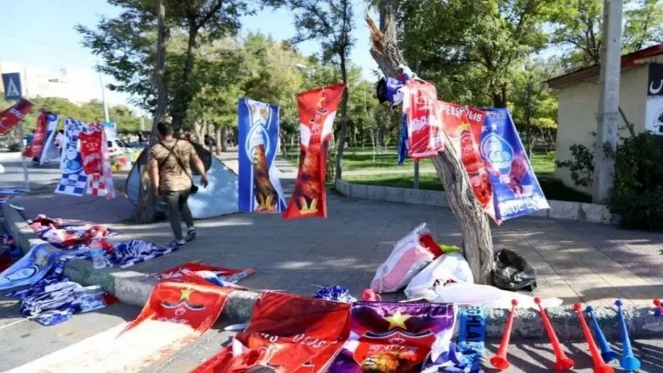 از خوابیدن هواداران اطراف ورزشگاه تا ۸۶۰۰ تماشاگر برای دربی