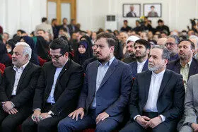 سید عباس عراقچی، وزیر امور خارجه و فرزند حسین امیرعبداللهیان در مراسم گرامیداشت اولین سالگرد شهادت پدرش