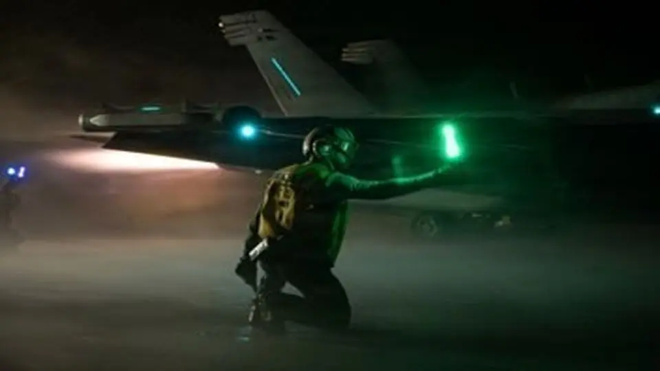 پرواز جنگنده های اف ۱۸ نزدیک ونزوئلا