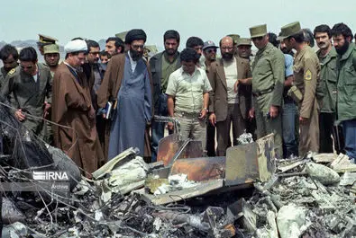 آرشیو ایرنا: بازدید آیت‌الله خامنه‌ای، آیت‌الله هاشمی رفسنجانی و شهید چمران از بقایای عملیات نظامی ناموفق آمریکا در طبس