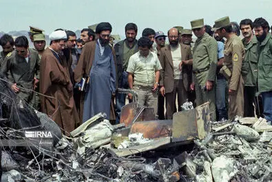 آرشیو ایرنا: بازدید آیت‌الله خامنه‌ای، آیت‌الله هاشمی رفسنجانی و شهید چمران از بقایای عملیات نظامی ناموفق آمریکا در طبس