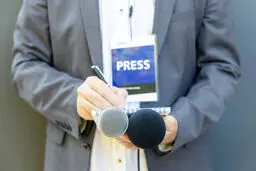 جای کبودی‌ها هنوز بر بدنم مانده...
