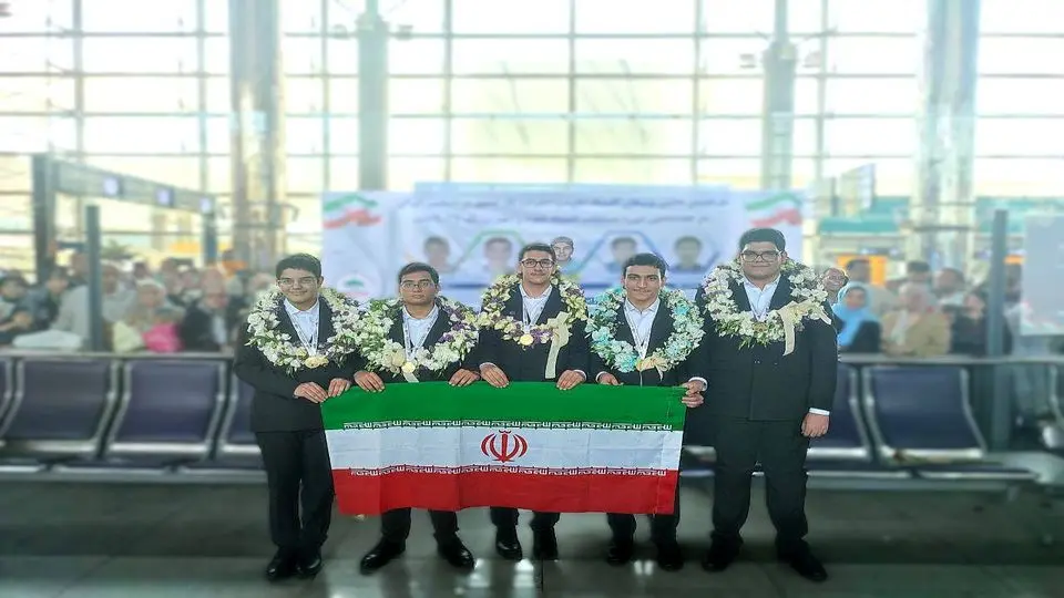 تیم المپیاد نجوم به ایران بازگشت / استقبال از قهرمانان جهان