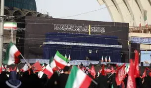 کدام شخصیت‌های سیاسی و مهم در صف اول اقامه نماز بر پیکر رهبر شهید حضور داشتند؟ + عکس