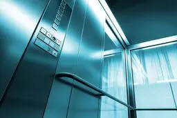 مسئولیت حقوقی حوادث آسانسور در ساختمان با چه کسی است؟