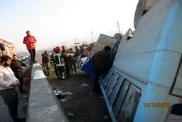 واژگونی مینی‌بوس کارگران در محور ساوه–شهر صنعتی کاوه با ۱۰ مصدوم