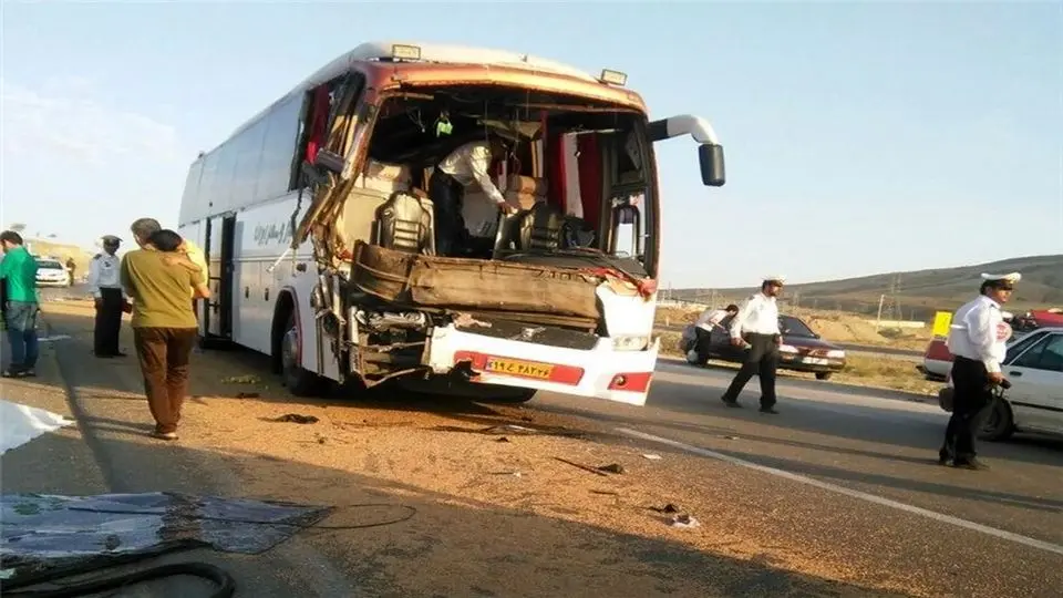 مرگ 2 تن و مصدومیت 12 نفر در تصادف اتوبوس در بزرگراه تهران-قم