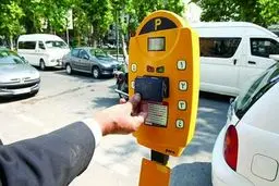 پلیس با موضوع دریافت پول برای جای پارک برخورد می‌کند