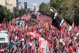 شعار علیه رئیس‌جمهور آمریکا در مراسم تشییع رهبر شهید / «توافق نمی‌خوایم، سر ترامپ رو می‌خوایم» 