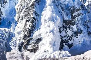 هشدار خطر ریزش سنگ و بهمن در جاده چالوس