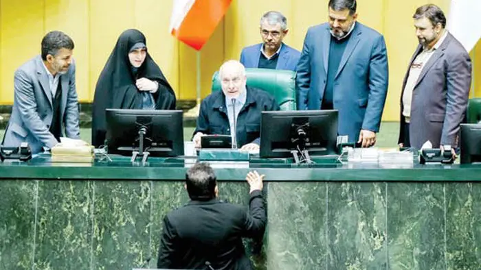 دوراهی پاستور؛ ترمیم کابینه یا تیغ استیضاح؟